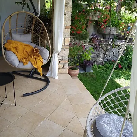 Apartment Parenzana, Little Row House With Big Green Yard In Central Istria Rakotule Exterior photo