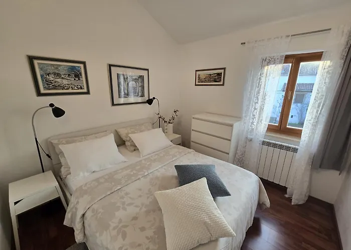 Apartment Parenzana, Little Row House With Big Green Yard In Central Istria