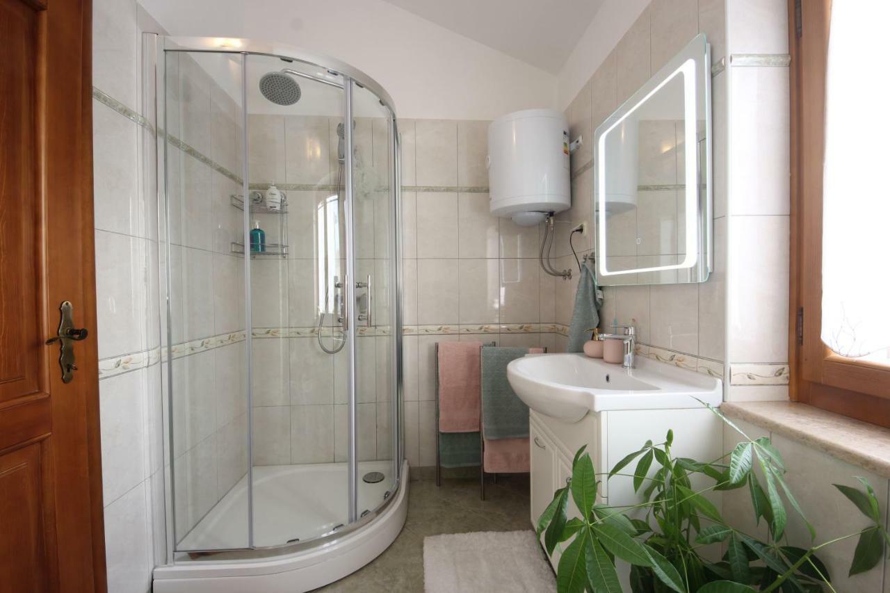 Parenzana, Little Row House With Big Yard In Istria Apartma Rakotule